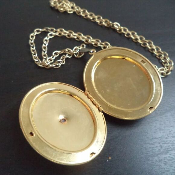 VINTAGE GLASS CAMEO LOCKET GOLD TONE 23" NECKLACE - Picture 3 of 3